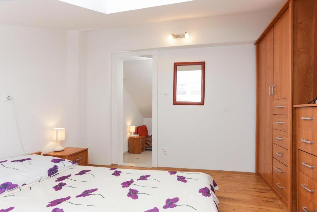 Center Larica Apartman *